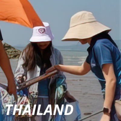 Alcon volunteers in Thailand cleaning a beach