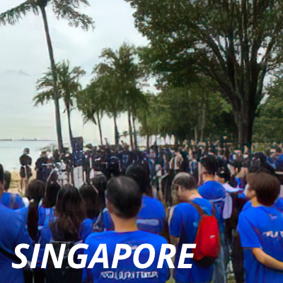 A crowd of Alcon volunteers in Singapore